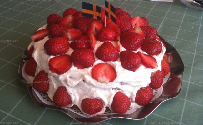 Cream And Strawberry Cake (Jordgubbstarta)
