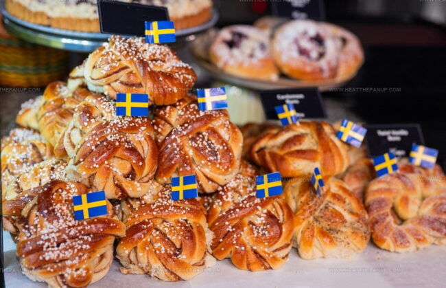 What Types of Berries Are Most Common in Swedish Desserts?